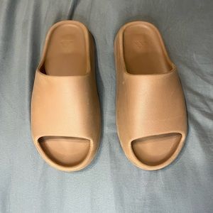 Yeezy slide flax